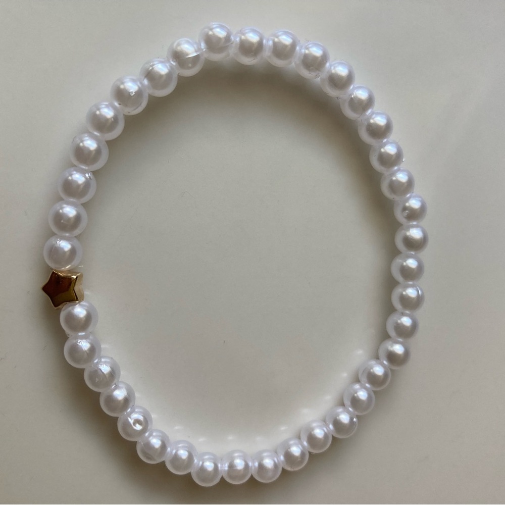 Elegant White Pearl Bracelet with Gold Accent - Picture 2 of 5